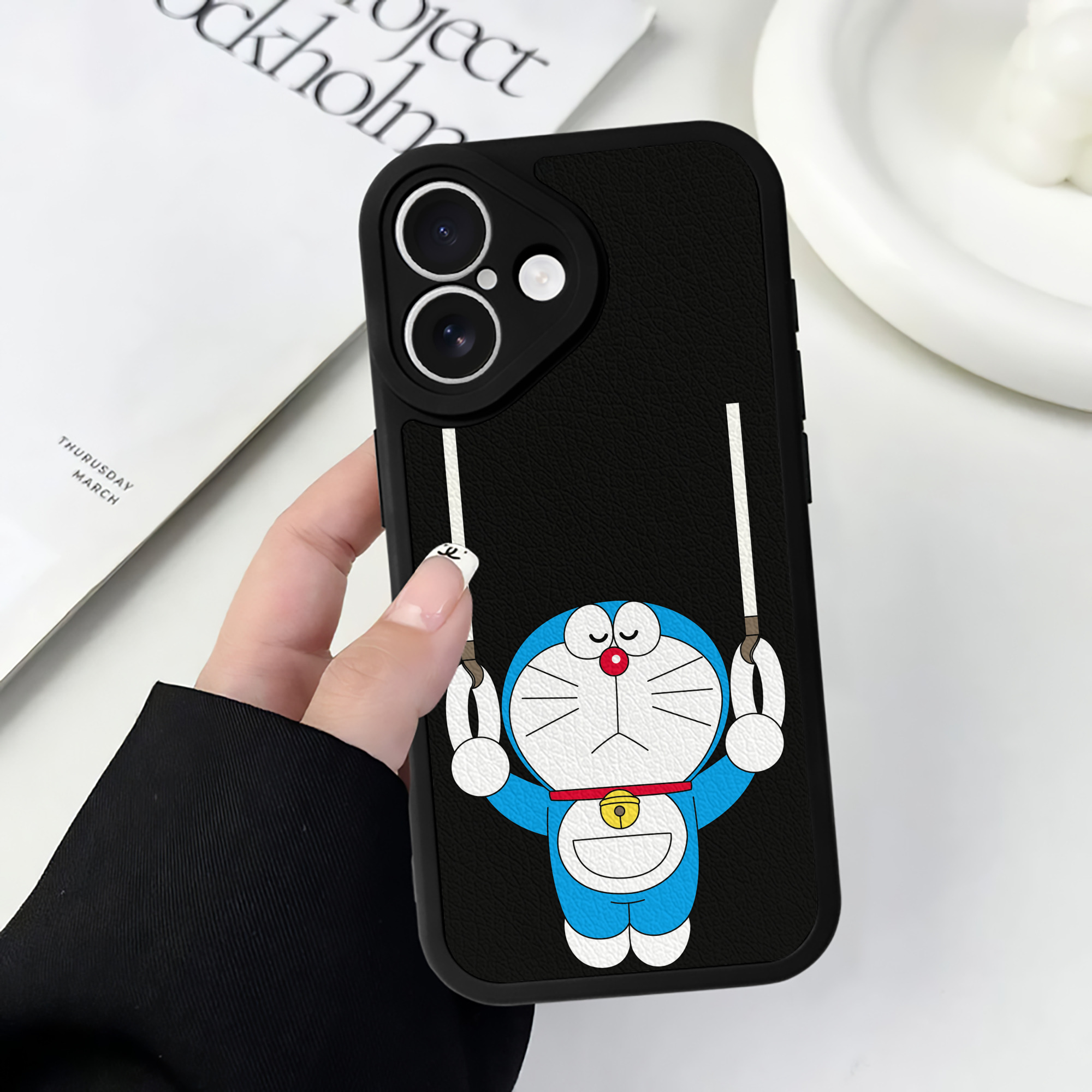 （画像用） ドラえもん Doraemon 【iPhone 16シリーズ対応】シリコンスマホケース（レザー調） 材質：シリコン